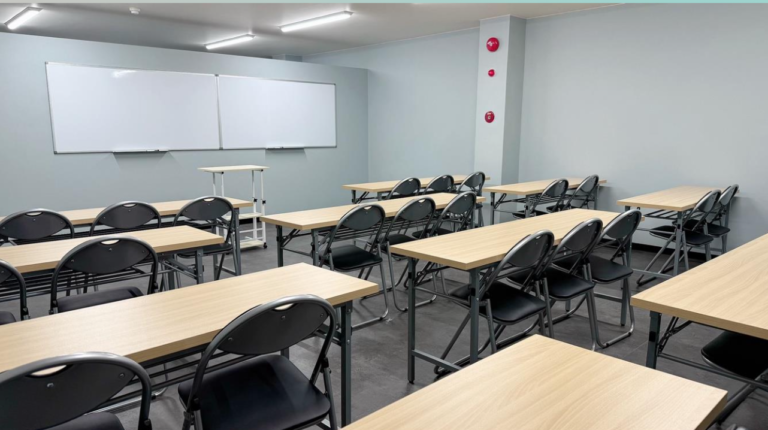 白修学院 松山大街道校の机と椅子が並びホワイトボードを備えた教室